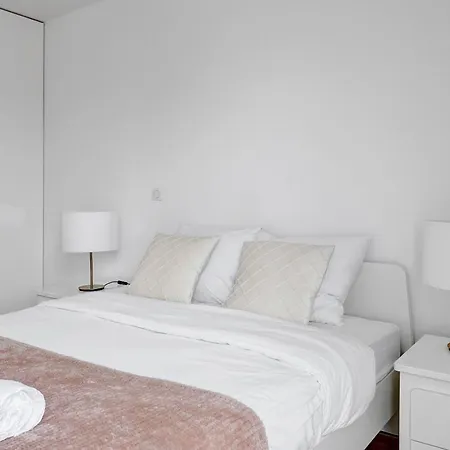 Mitterand, Penthouse Parisien Avec Balcon * Париж