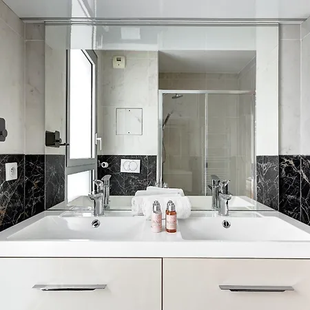 Daire Mitterand, Penthouse Parisien Avec Balcon